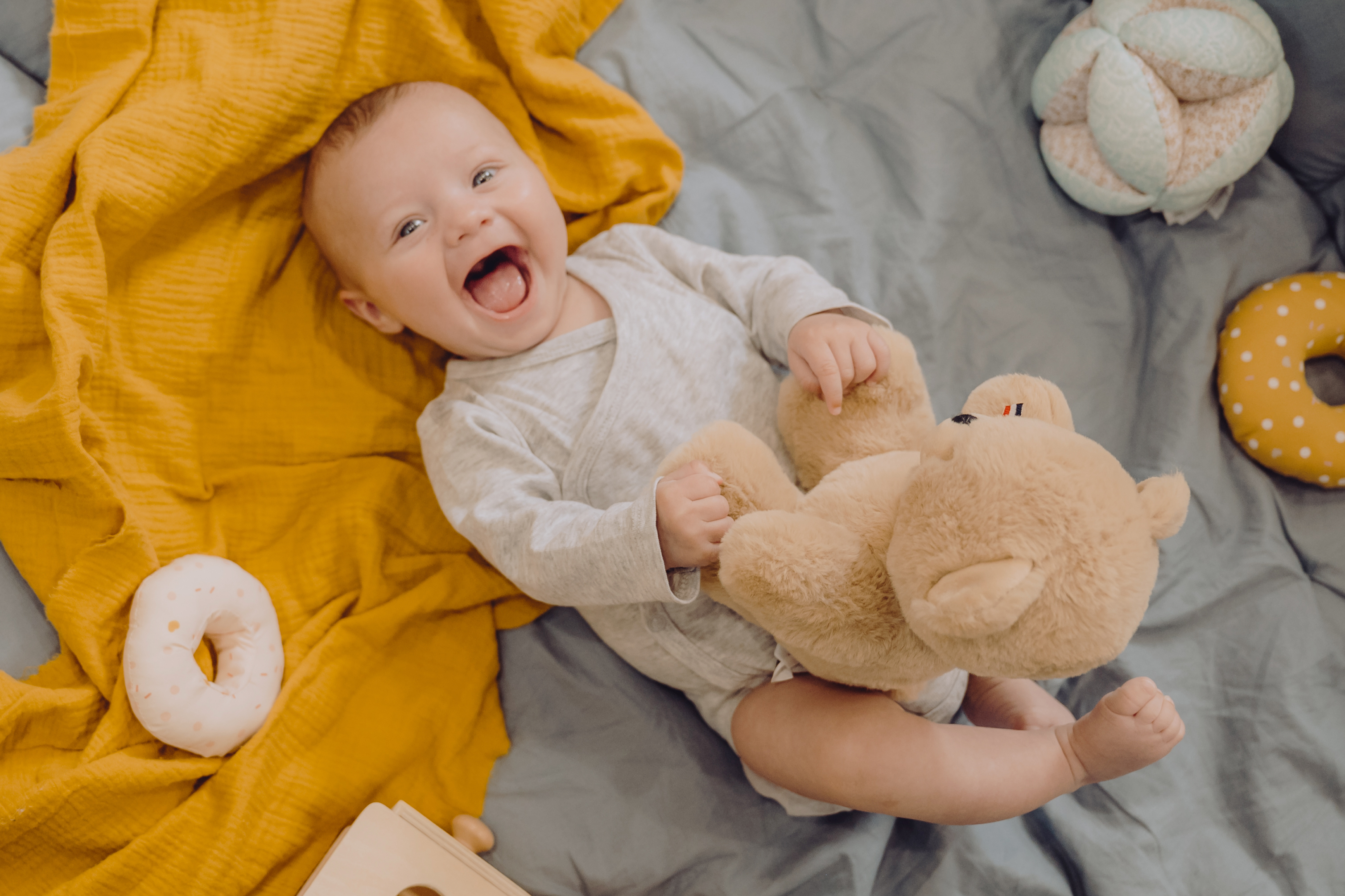 ours français peluche bébé rigole