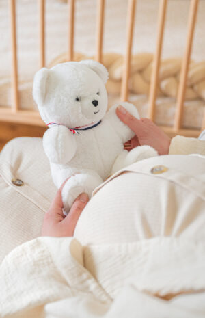 ours en peluche blanc et femme enceinte