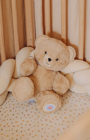 ours en peluche beige lit bébé