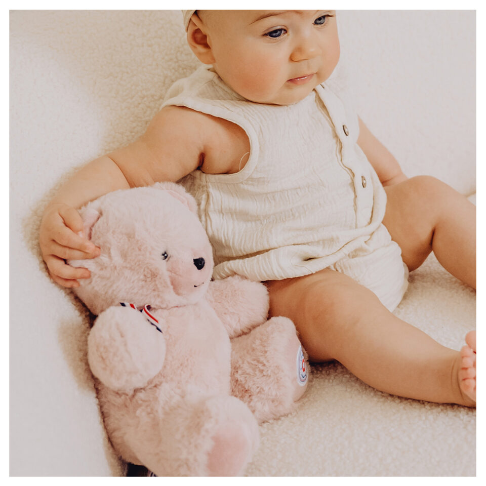 L'ours français - petit ours rose 25cm ambiance