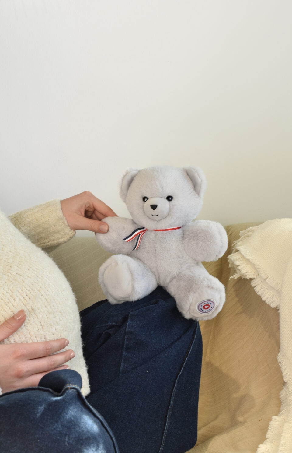 Petit Ours Gris assis – Peluche bébé articulée fabriquée en Bretagne