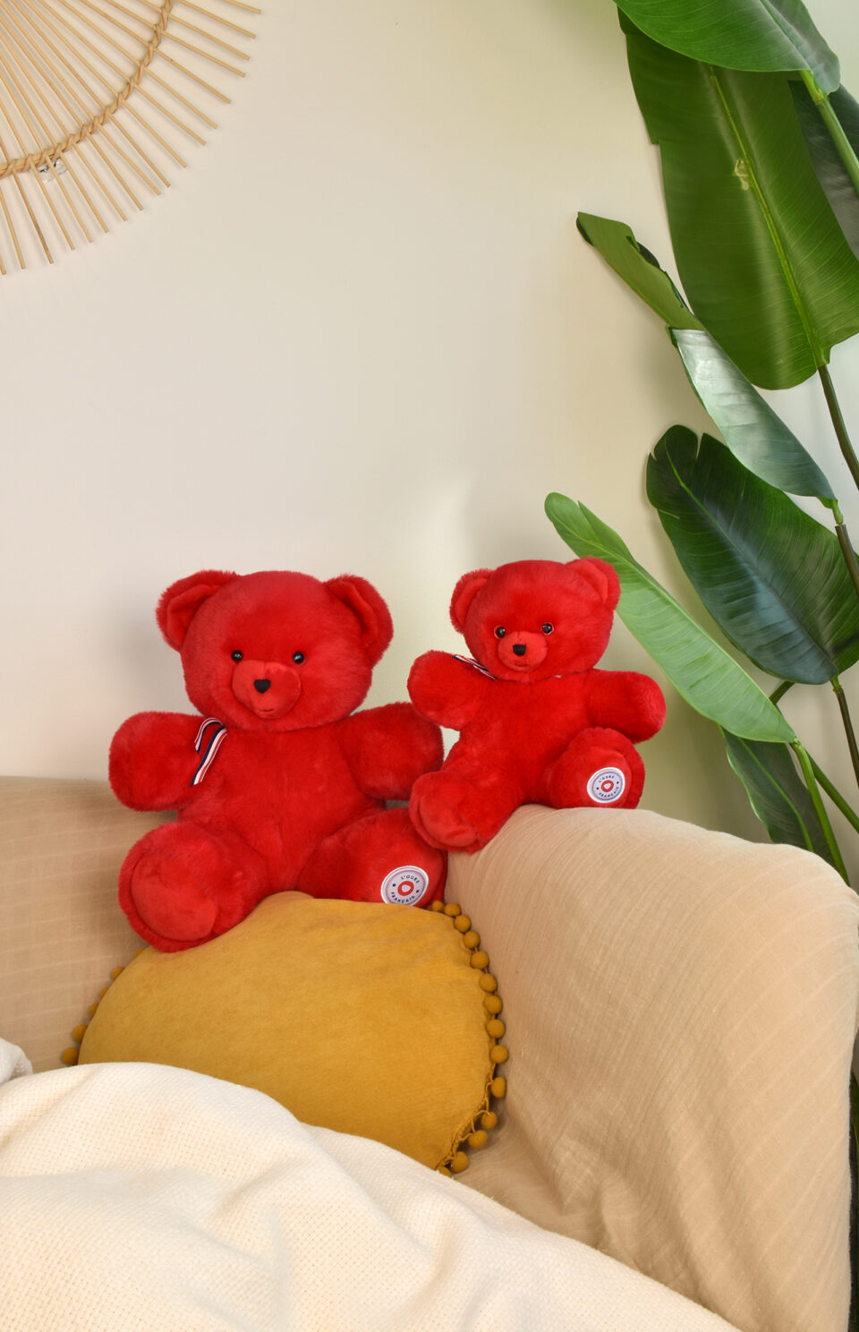 Petit Ours Rouge assis – Peluche naissance articulée fabriquée en Bretagne