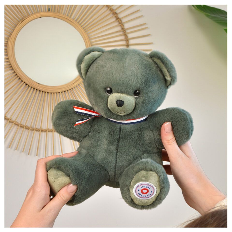 L'ours français - petit ours vert kaki 25cm ambiance