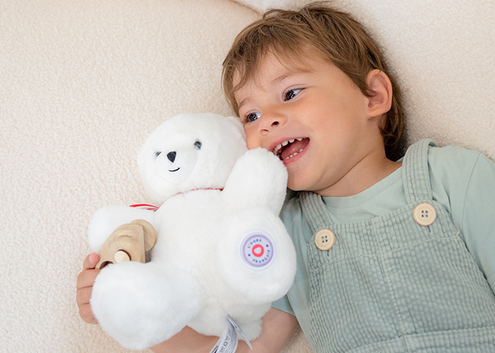 enfant avec un ours français blanc 25cm