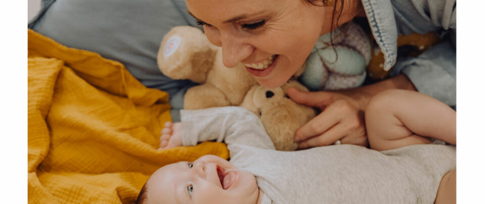 un bébé, sa maman et un ours en peluche Ours Français